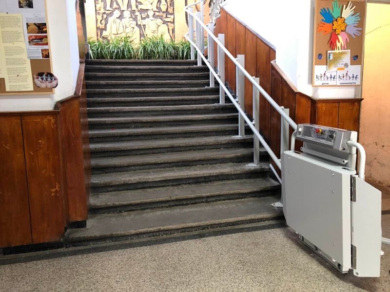 извита стълбищна платформа монтирана върху вътрешно стълбище.