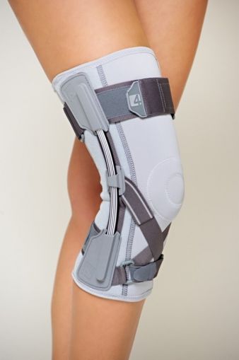 Knee joint brace with flexible splints and orthopaedic support