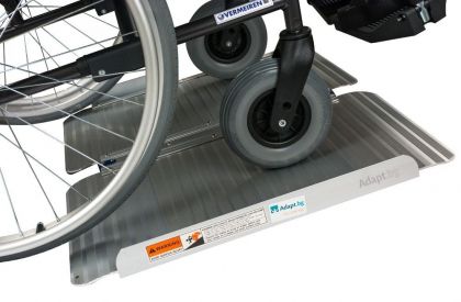 Инвалидна количка върху рампа за изкачване на стълби (достъпна среда за хора с увреждания)