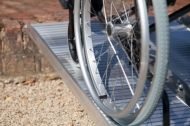 Инвалидна количка върхху Сгъваема рампа за инвалидни колички 92 см