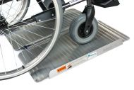 Сгъваема рампа за инвалидни колички 92 см в употреба.