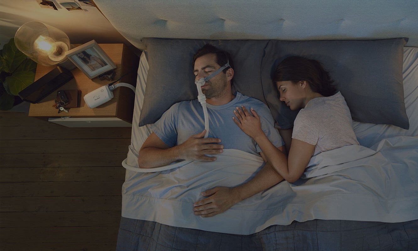 Модерният мобилен CPAP апарат ResMed AirMini, показващ еволюцията в технологията