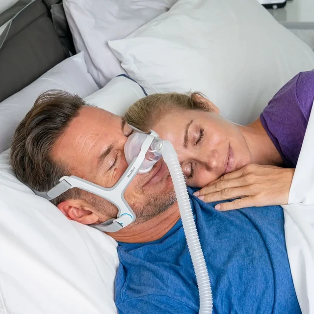CPAP апарат ResMed AirSense 10 с овлажнител и маска, подготвен за нощна терапия