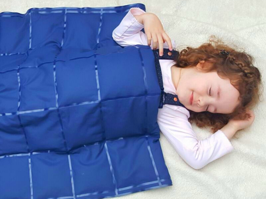 Стимулационна терапия с дълбок натиск - момиче, спящо с тежко одеало
