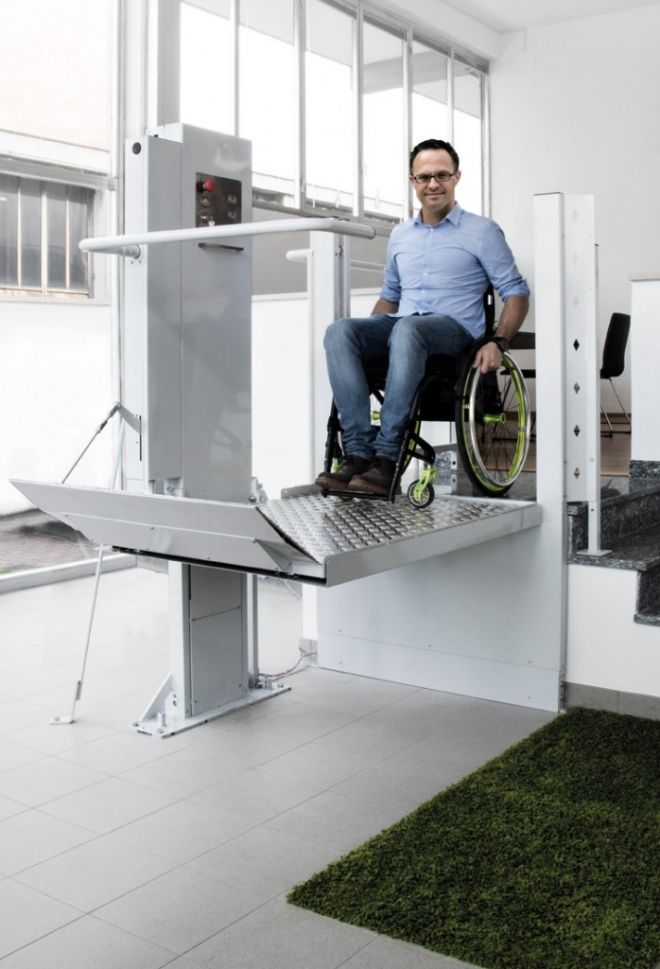 Вертиклана електрическа рампа за инвалидни колички