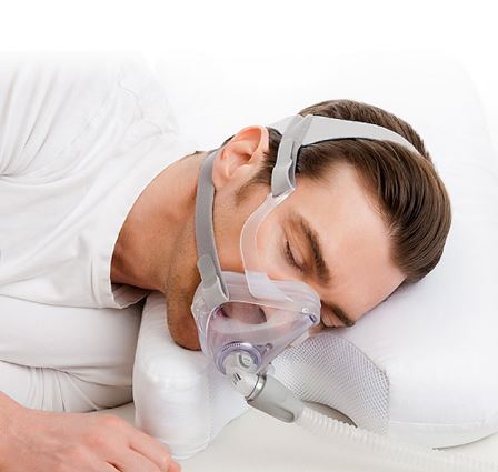 Мъж със сънна апнея спи със CPAP възглавница