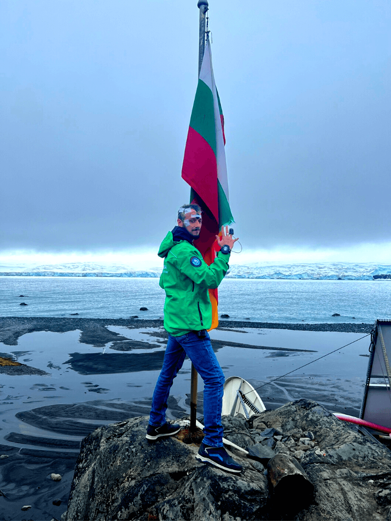 D-r Neykov Tokuda in Antarctica using a NOX A1 polysomnograph by Adapt BG