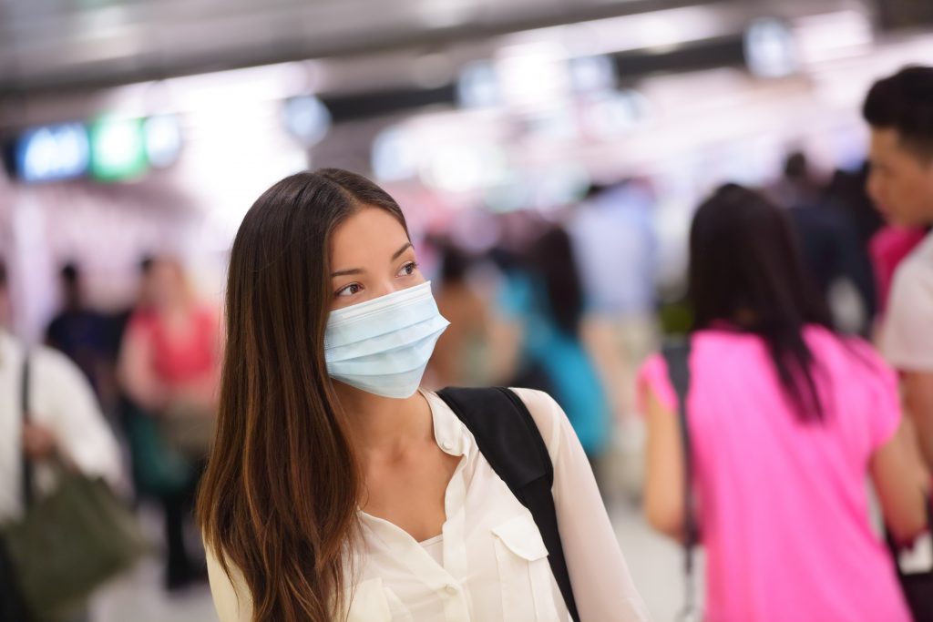 Жена с хирургическа маска на летище
