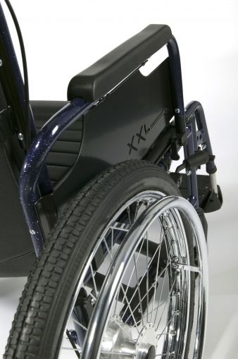Лява страна на Инвалидна количка за хора с наднорменно тегло Vermeiren Eclips XXL.