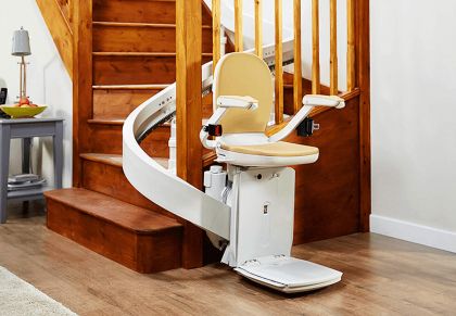 Столче ACORN 180 за изкачване на стълби за закрит или открит монтаж, за извити стълби, инсталиран в дома.
