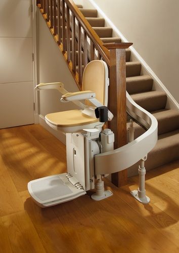 Столче ACORN 180 за изкачване на стълби за закрит или открит монтаж, за извити стълби, инсталиран върху стълбище.