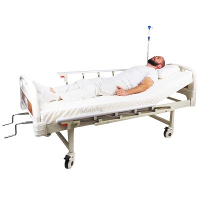 Механично болнично легло с четири секции с лежащ пациент.
