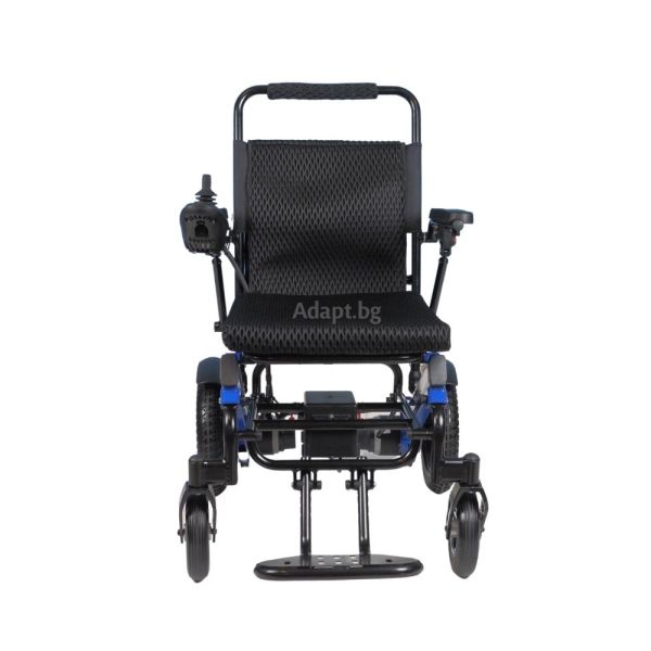 Фронтална снимка на най-леката електрическа инвалидна количка.