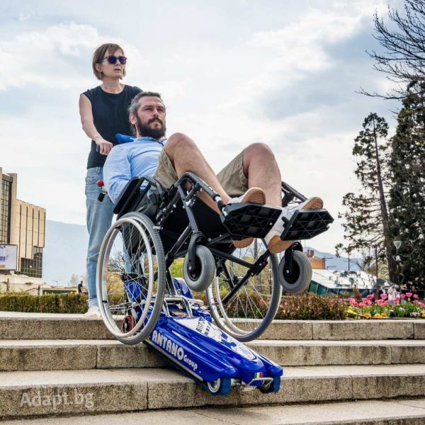 ПОД НАЕМ Устройство за изкачване на стълби за инвалидни колички серия 04