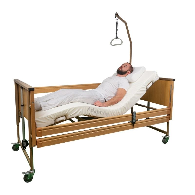 Пациент, лежащ върху легло за лежащоболен - статия как се къпе болен човек в спалнята