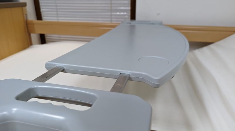 Помощна маса за болнично легло за хранене на лежащоболен пациент