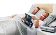 Мъж и жена спят по време на терапия за сънна апнея на жената.