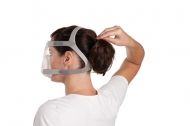 Задната част на главата на пациентка с поставена CPAP маска за жени - Resmed Quattro Air. 