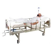 Механично болнично легло с четири секции с лежащ пациент и инфузионна стойка.