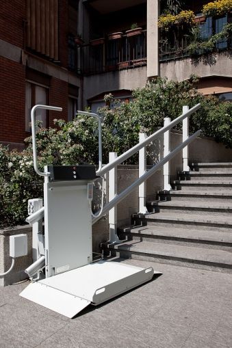 Стълбищна платформа за инвалидни колички 